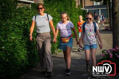 In Elburg konden de deelnemers aan de avondvierdaagse weer volop genieten van het prachtige wandelweer. - © NWVFoto.nl