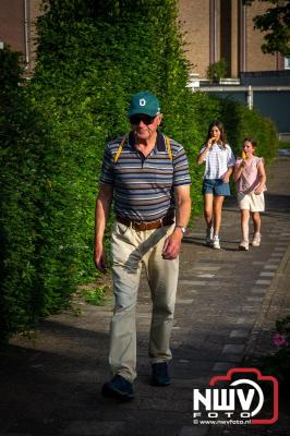 In Elburg konden de deelnemers aan de avondvierdaagse weer volop genieten van het prachtige wandelweer. - © NWVFoto.nl