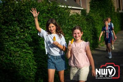In Elburg konden de deelnemers aan de avondvierdaagse weer volop genieten van het prachtige wandelweer. - © NWVFoto.nl