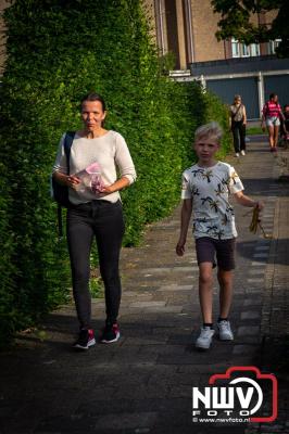 In Elburg konden de deelnemers aan de avondvierdaagse weer volop genieten van het prachtige wandelweer. - © NWVFoto.nl