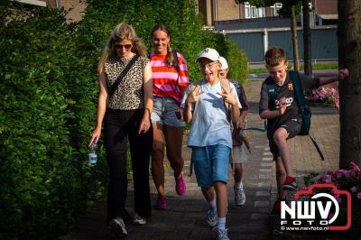 In Elburg konden de deelnemers aan de avondvierdaagse weer volop genieten van het prachtige wandelweer. - © NWVFoto.nl