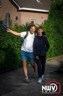 In Elburg konden de deelnemers aan de avondvierdaagse weer volop genieten van het prachtige wandelweer. - © NWVFoto.nl
