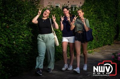 In Elburg konden de deelnemers aan de avondvierdaagse weer volop genieten van het prachtige wandelweer. - © NWVFoto.nl