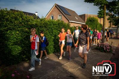 In Elburg konden de deelnemers aan de avondvierdaagse weer volop genieten van het prachtige wandelweer. - © NWVFoto.nl