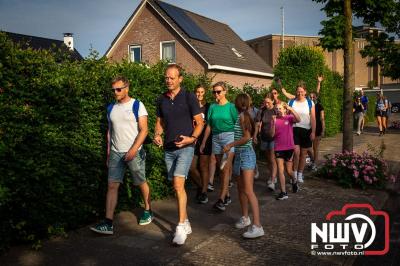 In Elburg konden de deelnemers aan de avondvierdaagse weer volop genieten van het prachtige wandelweer. - © NWVFoto.nl