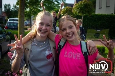 In Elburg konden de deelnemers aan de avondvierdaagse weer volop genieten van het prachtige wandelweer. - © NWVFoto.nl