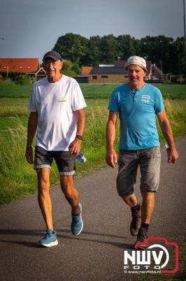 In Elburg konden de deelnemers aan de avondvierdaagse weer volop genieten van het prachtige wandelweer. - © NWVFoto.nl