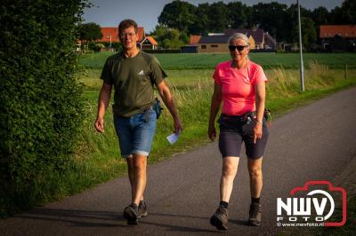 In Elburg konden de deelnemers aan de avondvierdaagse weer volop genieten van het prachtige wandelweer. - © NWVFoto.nl