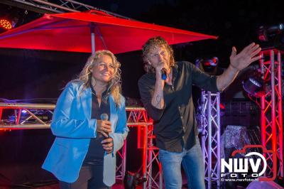 Op het terras van Kokki's Café was zaterdagavond een Hollandse avond georganiseerd, wat zorgde voor veel gezelligheid in de Kaerweg op 't Harde. - © NWVFoto.nl