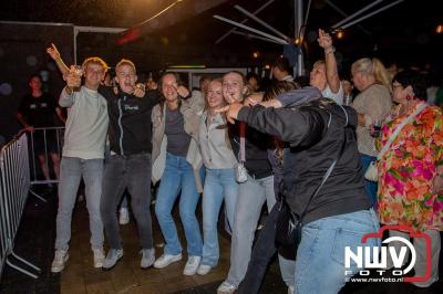 Op het terras van Kokki's Café was zaterdagavond een Hollandse avond georganiseerd, wat zorgde voor veel gezelligheid in de Kaerweg op 't Harde. - © NWVFoto.nl