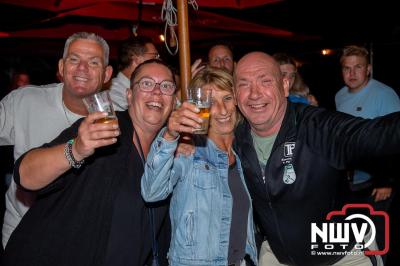 Op het terras van Kokki's Café was zaterdagavond een Hollandse avond georganiseerd, wat zorgde voor veel gezelligheid in de Kaerweg op 't Harde. - © NWVFoto.nl