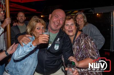 Op het terras van Kokki's Café was zaterdagavond een Hollandse avond georganiseerd, wat zorgde voor veel gezelligheid in de Kaerweg op 't Harde. - © NWVFoto.nl