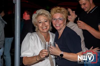 Op het terras van Kokki's Café was zaterdagavond een Hollandse avond georganiseerd, wat zorgde voor veel gezelligheid in de Kaerweg op 't Harde. - © NWVFoto.nl