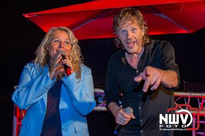 Op het terras van Kokki's Café was zaterdagavond een Hollandse avond georganiseerd, wat zorgde voor veel gezelligheid in de Kaerweg op 't Harde. - © NWVFoto.nl