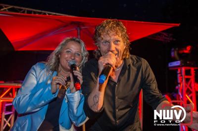 Op het terras van Kokki's Café was zaterdagavond een Hollandse avond georganiseerd, wat zorgde voor veel gezelligheid in de Kaerweg op 't Harde. - © NWVFoto.nl