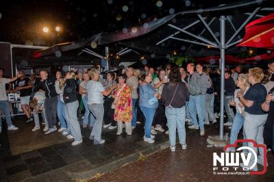 Op het terras van Kokki's Café was zaterdagavond een Hollandse avond georganiseerd, wat zorgde voor veel gezelligheid in de Kaerweg op 't Harde. - © NWVFoto.nl