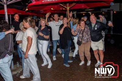 Op het terras van Kokki's Café was zaterdagavond een Hollandse avond georganiseerd, wat zorgde voor veel gezelligheid in de Kaerweg op 't Harde. - © NWVFoto.nl