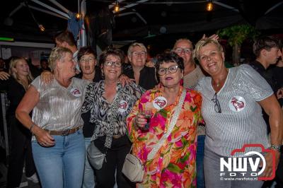 Op het terras van Kokki's Café was zaterdagavond een Hollandse avond georganiseerd, wat zorgde voor veel gezelligheid in de Kaerweg op 't Harde. - © NWVFoto.nl