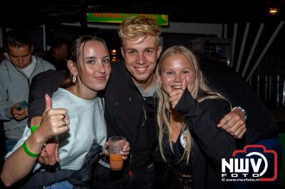 Op het terras van Kokki's Café was zaterdagavond een Hollandse avond georganiseerd, wat zorgde voor veel gezelligheid in de Kaerweg op 't Harde. - © NWVFoto.nl