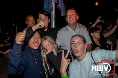 Op het terras van Kokki's Café was zaterdagavond een Hollandse avond georganiseerd, wat zorgde voor veel gezelligheid in de Kaerweg op 't Harde. - © NWVFoto.nl