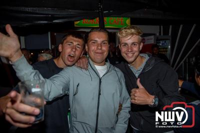 Op het terras van Kokki's Café was zaterdagavond een Hollandse avond georganiseerd, wat zorgde voor veel gezelligheid in de Kaerweg op 't Harde. - © NWVFoto.nl
