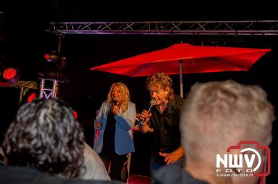 Op het terras van Kokki's Café was zaterdagavond een Hollandse avond georganiseerd, wat zorgde voor veel gezelligheid in de Kaerweg op 't Harde. - © NWVFoto.nl