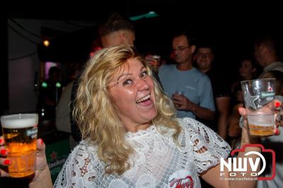 Op het terras van Kokki's Café was zaterdagavond een Hollandse avond georganiseerd, wat zorgde voor veel gezelligheid in de Kaerweg op 't Harde. - © NWVFoto.nl