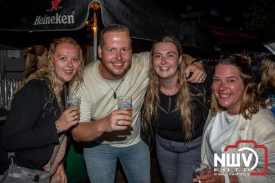 Op het terras van Kokki's Café was zaterdagavond een Hollandse avond georganiseerd, wat zorgde voor veel gezelligheid in de Kaerweg op 't Harde. - © NWVFoto.nl
