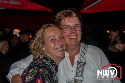 Op het terras van Kokki's Café was zaterdagavond een Hollandse avond georganiseerd, wat zorgde voor veel gezelligheid in de Kaerweg op 't Harde. - © NWVFoto.nl