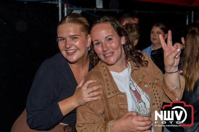 Op het terras van Kokki's Café was zaterdagavond een Hollandse avond georganiseerd, wat zorgde voor veel gezelligheid in de Kaerweg op 't Harde. - © NWVFoto.nl