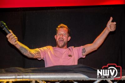 Op het terras van Kokki's Café was zaterdagavond een Hollandse avond georganiseerd, wat zorgde voor veel gezelligheid in de Kaerweg op 't Harde. - © NWVFoto.nl