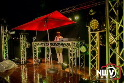 Op het terras van Kokki's Café was zaterdagavond een Hollandse avond georganiseerd, wat zorgde voor veel gezelligheid in de Kaerweg op 't Harde. - © NWVFoto.nl