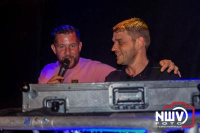 Op het terras van Kokki's Café was zaterdagavond een Hollandse avond georganiseerd, wat zorgde voor veel gezelligheid in de Kaerweg op 't Harde. - © NWVFoto.nl