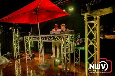 Op het terras van Kokki's Café was zaterdagavond een Hollandse avond georganiseerd, wat zorgde voor veel gezelligheid in de Kaerweg op 't Harde. - © NWVFoto.nl