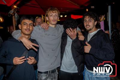 Op het terras van Kokki's Café was zaterdagavond een Hollandse avond georganiseerd, wat zorgde voor veel gezelligheid in de Kaerweg op 't Harde. - © NWVFoto.nl