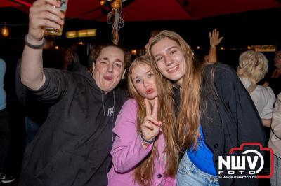 Op het terras van Kokki's Café was zaterdagavond een Hollandse avond georganiseerd, wat zorgde voor veel gezelligheid in de Kaerweg op 't Harde. - © NWVFoto.nl
