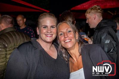 Op het terras van Kokki's Café was zaterdagavond een Hollandse avond georganiseerd, wat zorgde voor veel gezelligheid in de Kaerweg op 't Harde. - © NWVFoto.nl