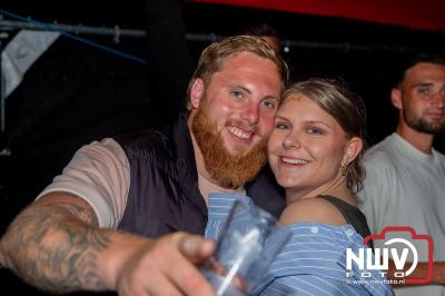 Op het terras van Kokki's Café was zaterdagavond een Hollandse avond georganiseerd, wat zorgde voor veel gezelligheid in de Kaerweg op 't Harde. - © NWVFoto.nl
