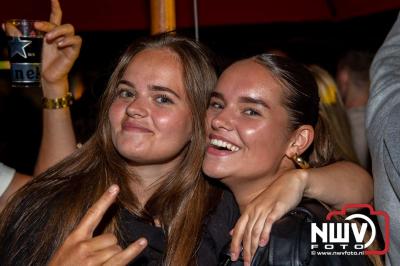Op het terras van Kokki's Café was zaterdagavond een Hollandse avond georganiseerd, wat zorgde voor veel gezelligheid in de Kaerweg op 't Harde. - © NWVFoto.nl