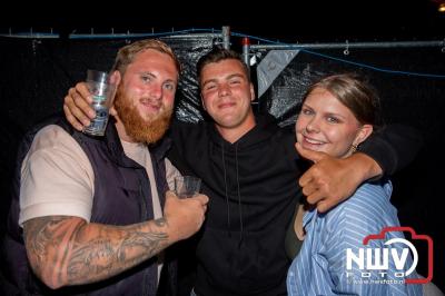 Op het terras van Kokki's Café was zaterdagavond een Hollandse avond georganiseerd, wat zorgde voor veel gezelligheid in de Kaerweg op 't Harde. - © NWVFoto.nl