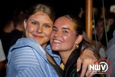 Op het terras van Kokki's Café was zaterdagavond een Hollandse avond georganiseerd, wat zorgde voor veel gezelligheid in de Kaerweg op 't Harde. - © NWVFoto.nl