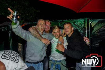 Op het terras van Kokki's Café was zaterdagavond een Hollandse avond georganiseerd, wat zorgde voor veel gezelligheid in de Kaerweg op 't Harde. - © NWVFoto.nl