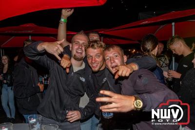 Op het terras van Kokki's Café was zaterdagavond een Hollandse avond georganiseerd, wat zorgde voor veel gezelligheid in de Kaerweg op 't Harde. - © NWVFoto.nl