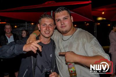 Op het terras van Kokki's Café was zaterdagavond een Hollandse avond georganiseerd, wat zorgde voor veel gezelligheid in de Kaerweg op 't Harde. - © NWVFoto.nl
