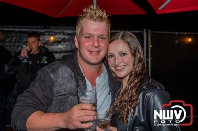 Op het terras van Kokki's Café was zaterdagavond een Hollandse avond georganiseerd, wat zorgde voor veel gezelligheid in de Kaerweg op 't Harde. - © NWVFoto.nl