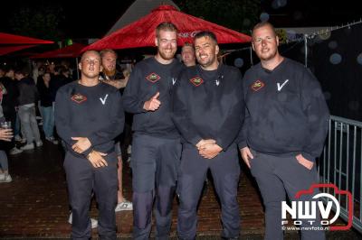 Op het terras van Kokki's Café was zaterdagavond een Hollandse avond georganiseerd, wat zorgde voor veel gezelligheid in de Kaerweg op 't Harde. - © NWVFoto.nl