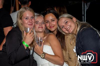 Op het terras van Kokki's Café was zaterdagavond een Hollandse avond georganiseerd, wat zorgde voor veel gezelligheid in de Kaerweg op 't Harde. - © NWVFoto.nl