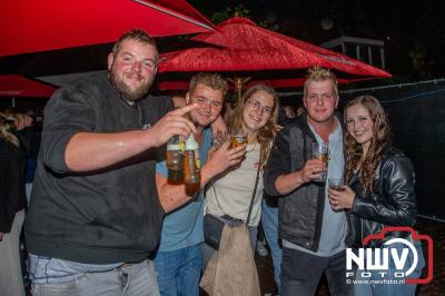 Op het terras van Kokki's Café was zaterdagavond een Hollandse avond georganiseerd, wat zorgde voor veel gezelligheid in de Kaerweg op 't Harde. - © NWVFoto.nl
