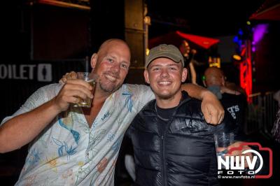 Op het terras van Kokki's Café was zaterdagavond een Hollandse avond georganiseerd, wat zorgde voor veel gezelligheid in de Kaerweg op 't Harde. - © NWVFoto.nl