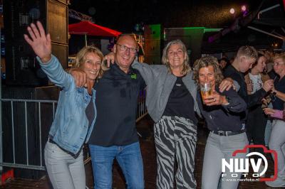 Op het terras van Kokki's Café was zaterdagavond een Hollandse avond georganiseerd, wat zorgde voor veel gezelligheid in de Kaerweg op 't Harde. - © NWVFoto.nl